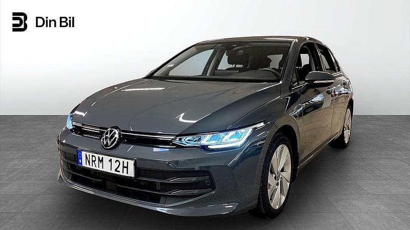 Mörkgrå Begagnad 2024 VW Golf VIII Edition Halvkombi | 309 800 kr (Marknadspris) - Bild 1/4