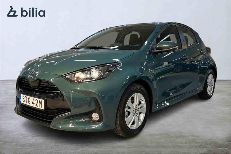 Grön Begagnad 2025 Toyota Yaris Hybrid Halvkombi | 249 900 kr - Bild 1/1