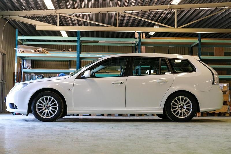Vit Begagnad 2010 Saab 9-3 Linear Kombi | 44 000 kr (Marknadspris) - Bild 1/4