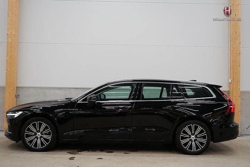 Svart Begagnad 2022 Volvo V60 Core Kombi | 328 900 kr (Bra pris) - Bild 1/4