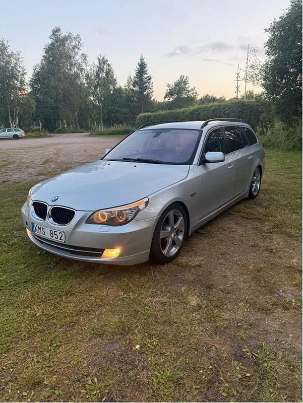 Grå Begagnad 2009 BMW 520 Kombi | 47 000 kr (Marknadspris) - Bild 1/4
