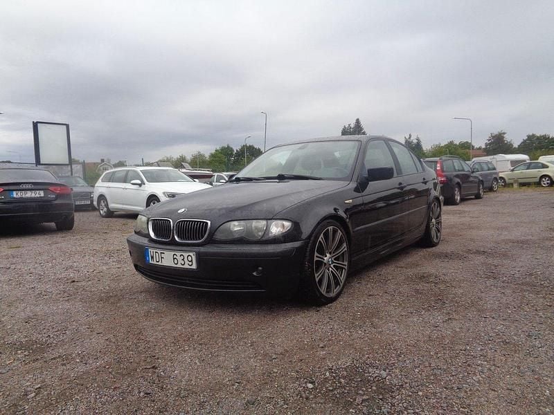 Svart Begagnad 2005 BMW 320 Sedan | 39 900 kr (Marknadspris) - Bild 1/4