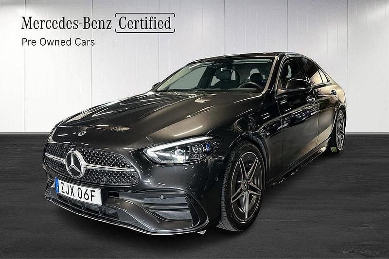 Grå Begagnad 2024 Mercedes C220 AMG Sedan | 469 900 kr (Marknadspris) - Bild 1/4