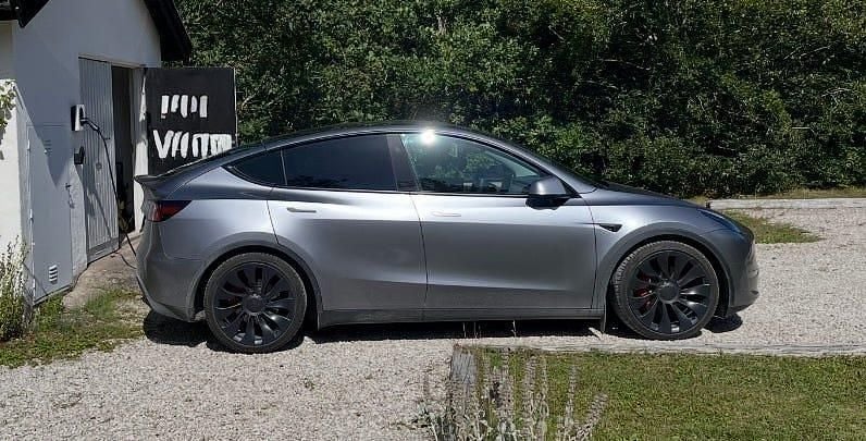 Quicksilver metallic Begagnad 2024 Tesla Model Y Performance SUV | 485 000 kr (Marknadspris) - Bild 1/1