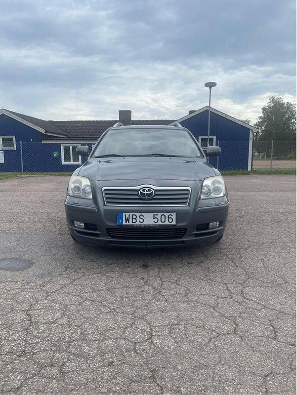 Grå Begagnad 2004 Toyota Avensis Kombi | 18 400 kr (Marknadspris) - Bild 1/4