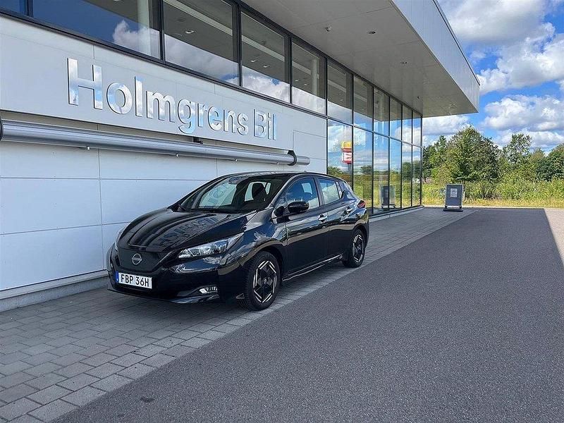 Svart Begagnad 2023 Nissan Leaf Acenta Halvkombi | 198 800 kr (Marknadspris) - Bild 1/4