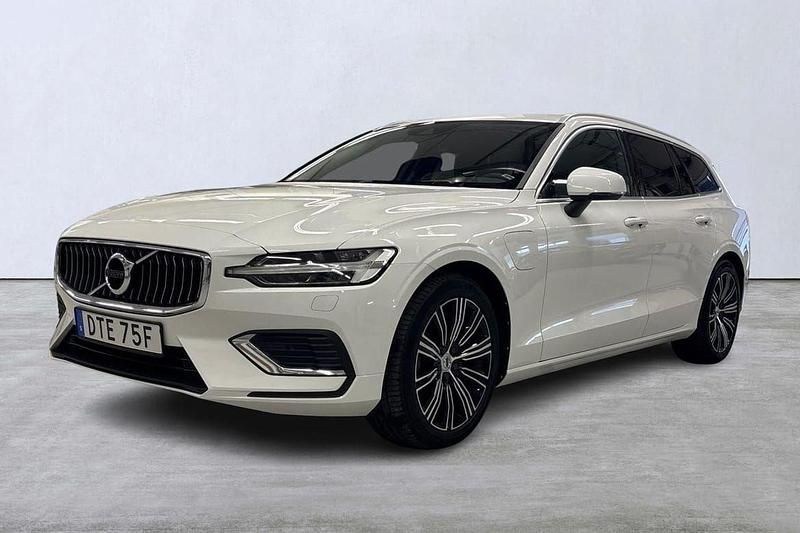 Vit Begagnad 2022 Volvo V60 Kombi | 369 900 kr (Marknadspris) - Bild 1/4