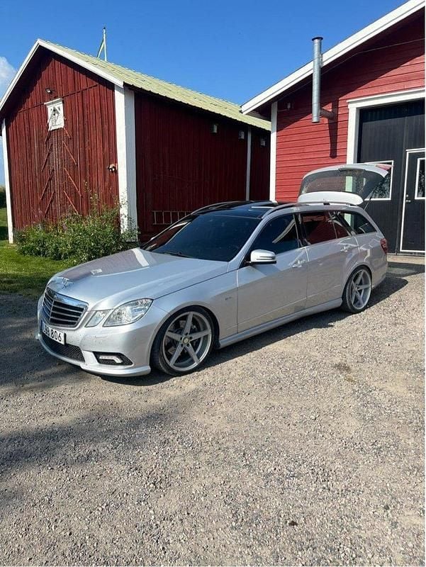 Silver Begagnad 2011 Mercedes E220 AMG Kombi | 99 000 kr (Lite dyr) - Bild 1/4