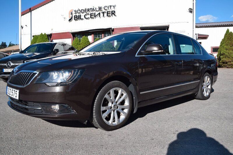 Mörkbrun Begagnad 2014 Skoda Superb Elegance Halvkombi | 179 900 kr (Bra pris) - Bild 1/4
