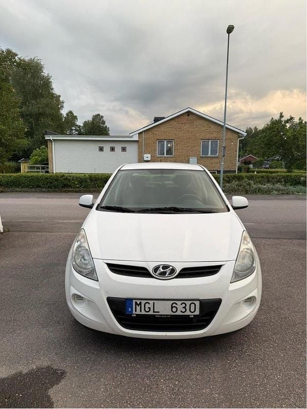 Vit Begagnad 2012 Hyundai i20 Select Halvkombi | 38 500 kr (Marknadspris) - Bild 1/4