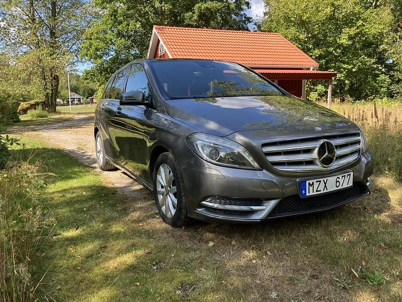 Grå Begagnad 2013 Mercedes B200 Minibuss | 85 000 kr (Marknadspris) - Bild 1/4