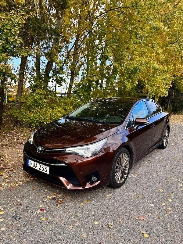 Brun Begagnad 2015 Toyota Avensis Multidrive S Sedan | 139 000 kr (Bra pris) - Bild 1/4