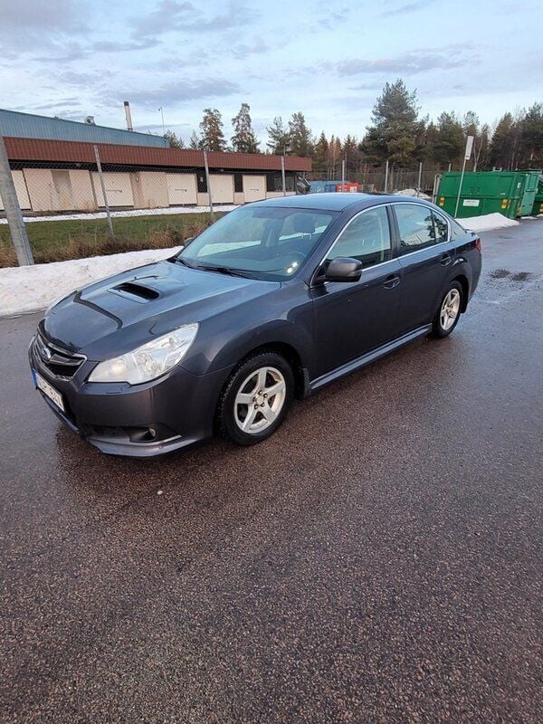 Grå Begagnad 2012 Subaru Legacy Sedan | 22 000 kr (Superpris) - Bild 1/4