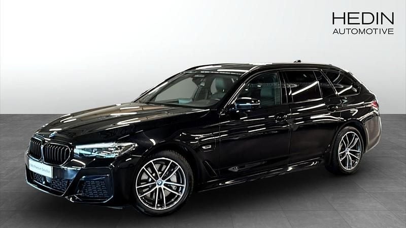 Svart (black) Begagnad 2024 BMW 530e M Sport Kombi | 489 700 kr (Marknadspris) - Bild 1/4