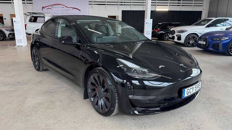 Svart Begagnad 2022 Tesla Model 3 Performance Sedan | 389 900 kr (Lite dyr) - Bild 1/4