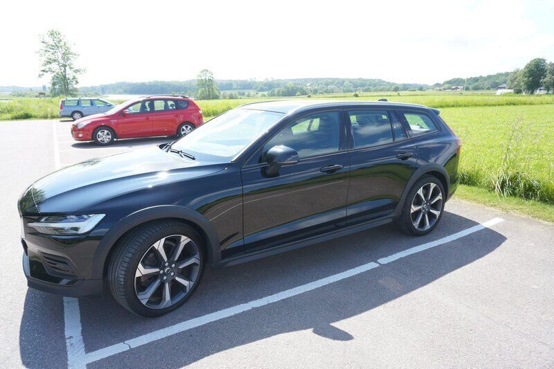 Svart Begagnad 2019 Volvo V60 CC Momentum Kombi | 259 000 kr (Marknadspris) - Bild 1/4