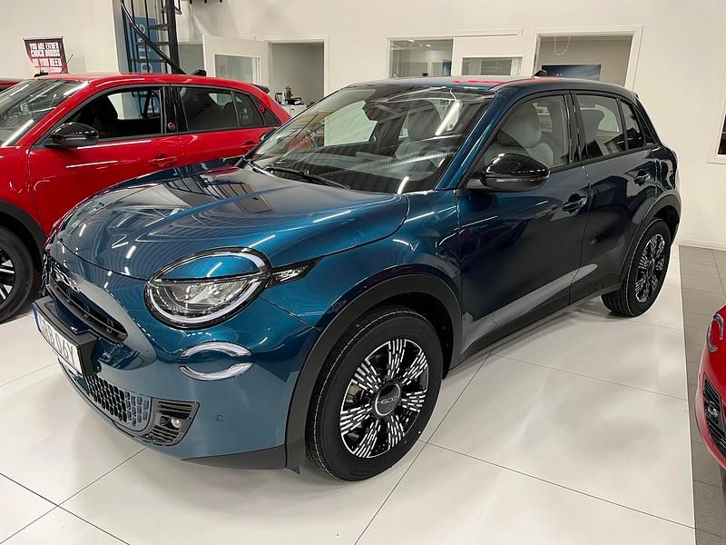Blå Ny 2025 Fiat 600 SUV | 299 900 kr - Bild 1/4