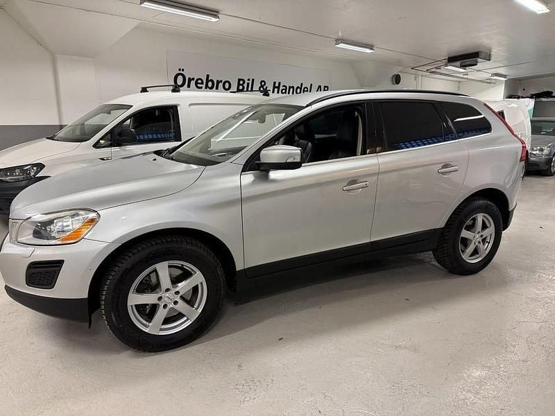 Ljusgrå Begagnad 2013 Volvo XC60 Momentum SUV | 159 900 kr (Bra pris) - Bild 1/4