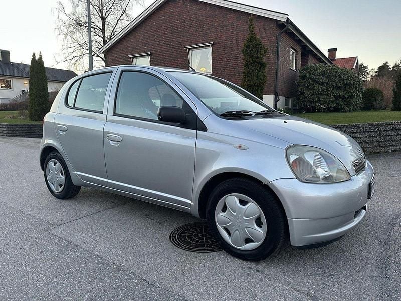 Grå Begagnad 2000 Toyota Yaris Halvkombi | 25 999 kr (Dyr) - Bild 1/4