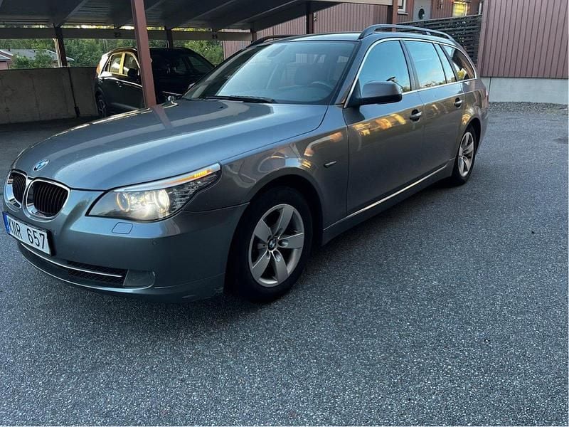 Grå Begagnad 2010 BMW 520 Kombi | 47 000 kr (Superpris) - Bild 1/4