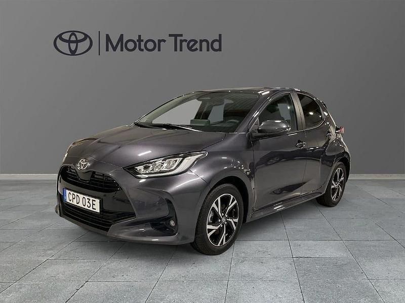 Grå Begagnad 2025 Toyota Yaris Hybrid Active Halvkombi | 259 000 kr (Marknadspris) - Bild 1/4