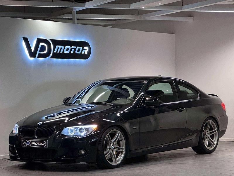 Svart Begagnad 2013 BMW 335 M Sport Sportkupé | 299 700 kr (Dyr) - Bild 1/4