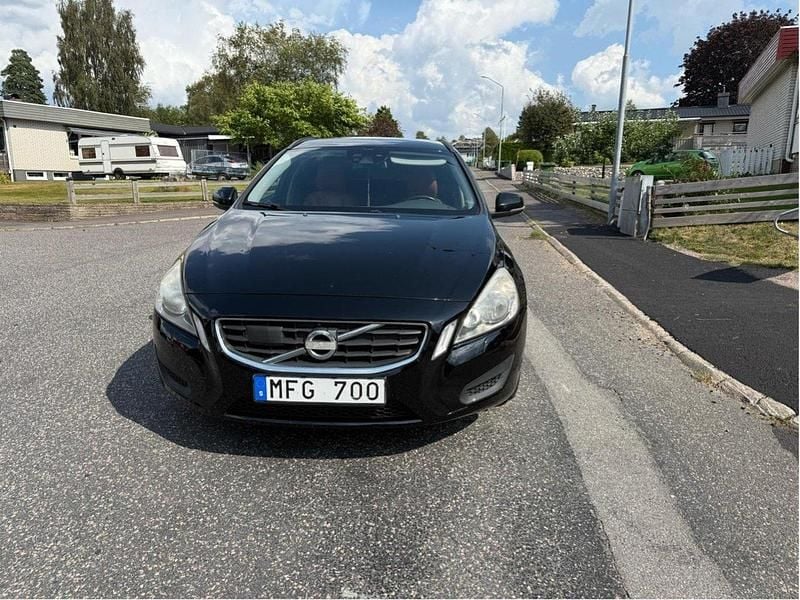 Svart Begagnad 2012 Volvo V60 Kinetic Kombi | 89 000 kr (Bra pris) - Bild 1/4