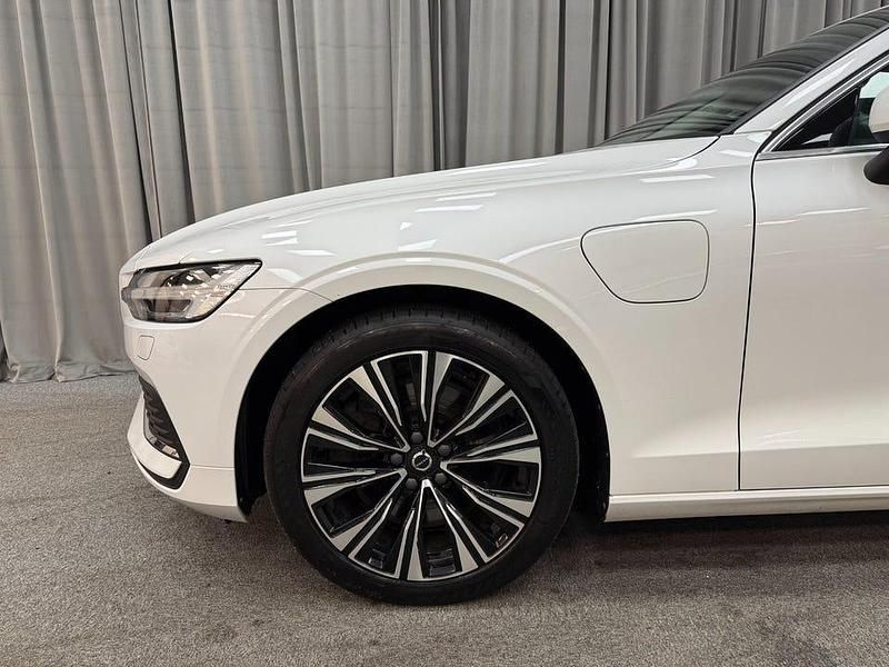 Begagnad Volvo V60 350 HK (257 kW) 2023 Vit metallic (crystal white pearl) Kombi