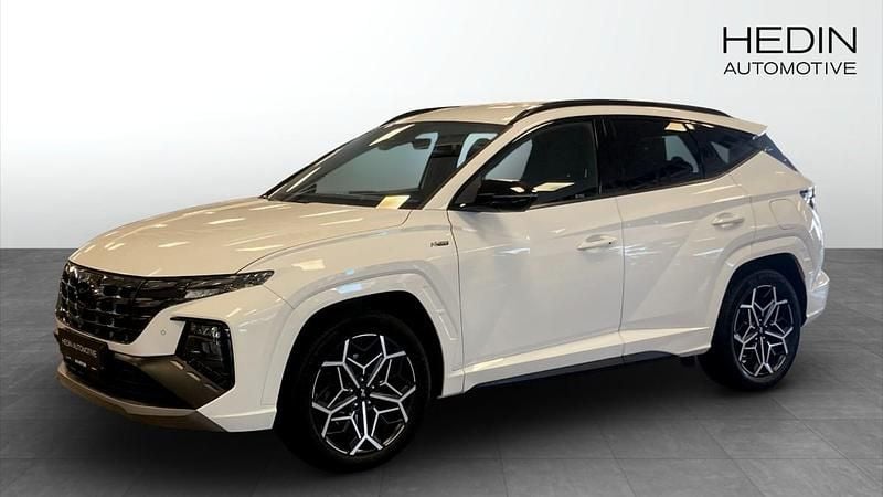 Vit (white) Begagnad 2021 Hyundai Tucson SUV | 339 700 kr (Marknadspris) - Bild 1/4