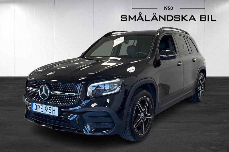 Kosmossvart metallic Begagnad 2022 Mercedes GLB200 AMG SUV | 399 000 kr (Bra pris) - Bild 1/4