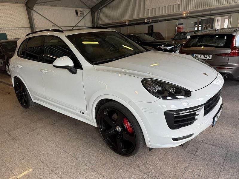 Vit Begagnad 2016 Porsche Cayenne Turbo SUV | 349 900 kr - Bild 1/4