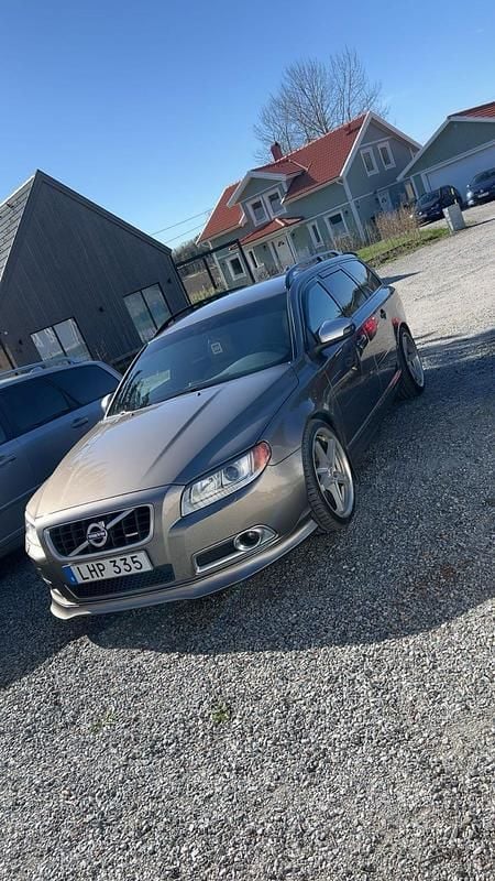 Oyster grey pearl Begagnad 2008 Volvo V70 Summum Kombi | 70 000 kr (Dyr) - Bild 1/4
