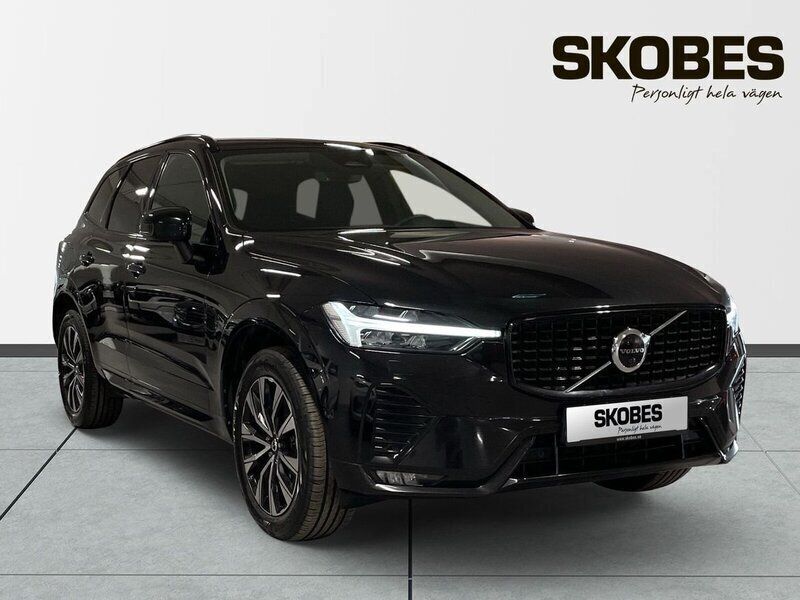 Svart Begagnad 2023 Volvo XC60 Plus SUV | 399 100 kr (Marknadspris) - Bild 1/4