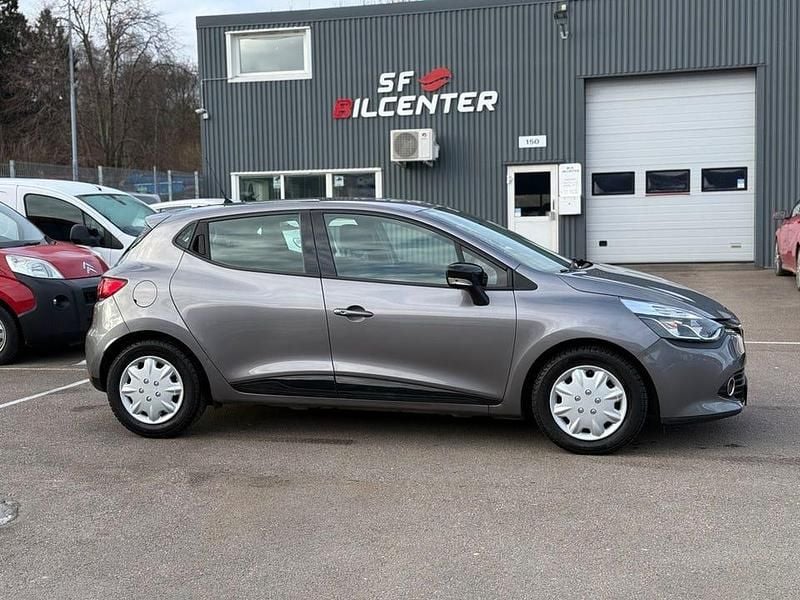 Grå Begagnad 2016 Renault Clio IV | 73 900 kr (Bra pris) - Bild 1/4
