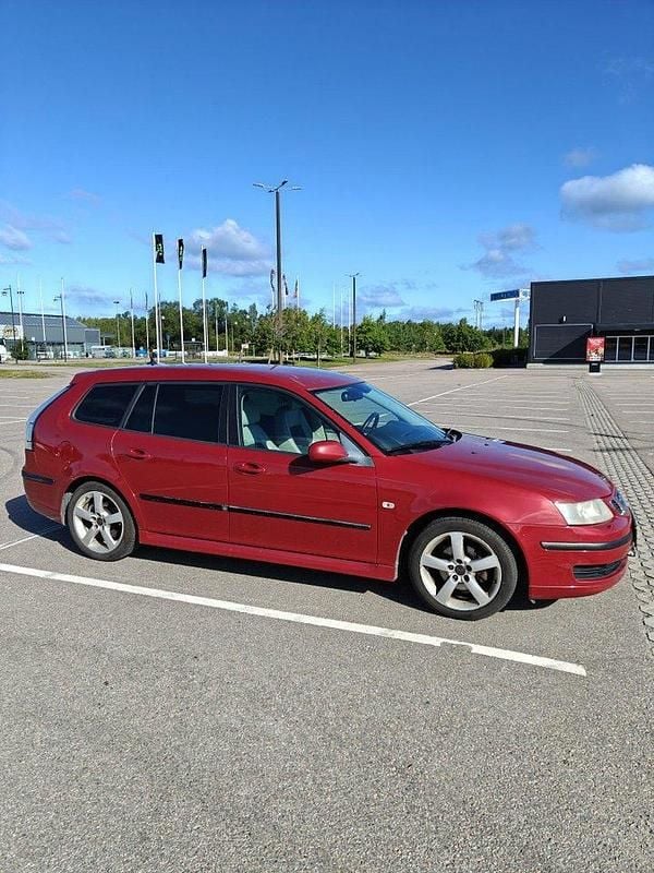 Röd Begagnad 2006 Saab 9-3 Vector Kombi | 25 000 kr (Marknadspris) - Bild 1/4