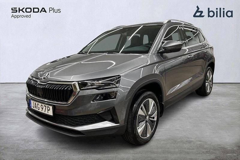 Grå Begagnad 2023 Skoda Karoq Style SUV | 289 500 kr (Marknadspris) - Bild 1/4
