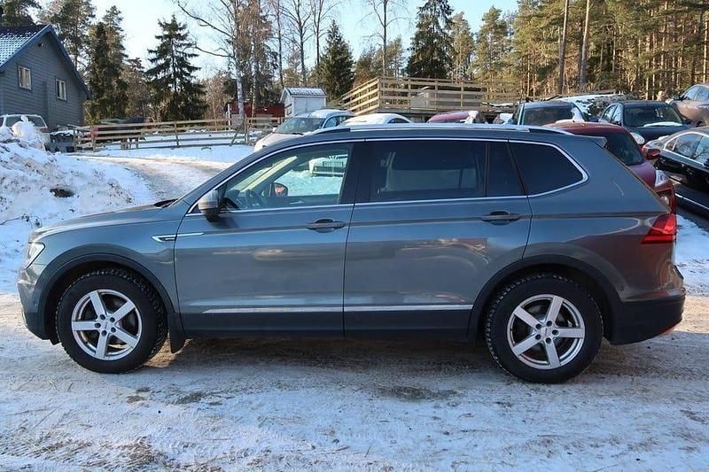 Begagnad VW Tiguan Allspace 150 HK (110 kW) 2018 Mörkgrå SUV