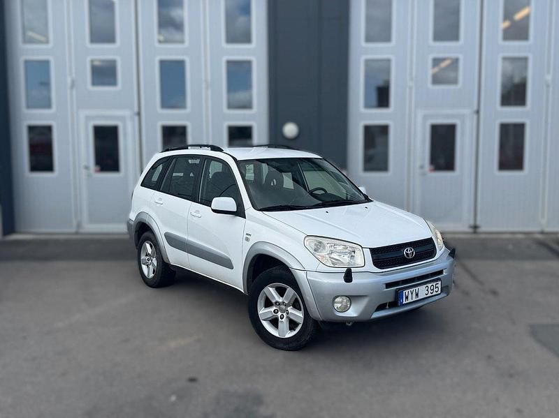 Vit Begagnad 2005 Toyota RAV4 SUV | 39 900 kr (Marknadspris) - Bild 1/4