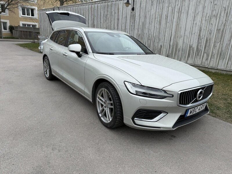 Vit Begagnad 2021 Volvo V60 Kombi | 299 000 kr (Bra pris) - Bild 1/4