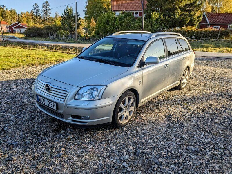 Silver Begagnad 2004 Toyota Avensis Kombi | 14 999 kr (Superpris) - Bild 1/3