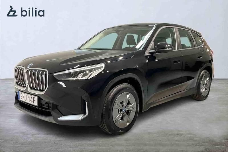 Svart Begagnad 2023 BMW iX1 SUV | 458 900 kr (Marknadspris) - Bild 1/1