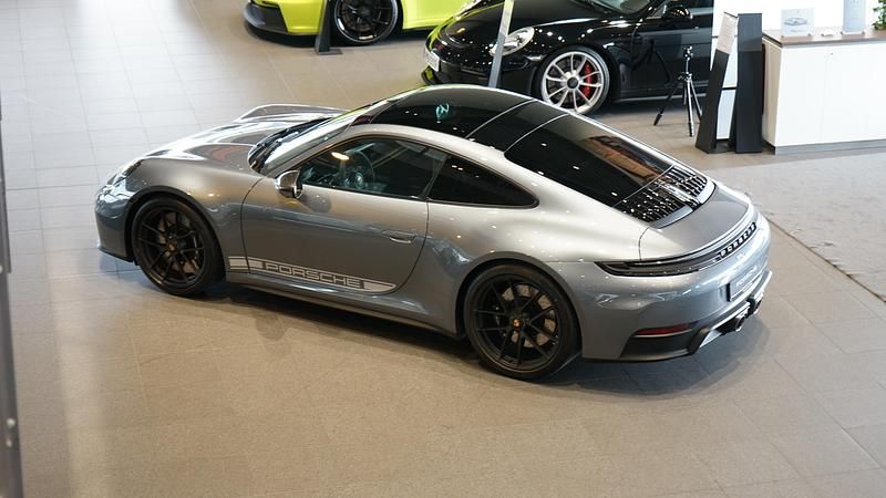 Begagnad Porsche 911 548 HK (403 kW) 2024 Grå