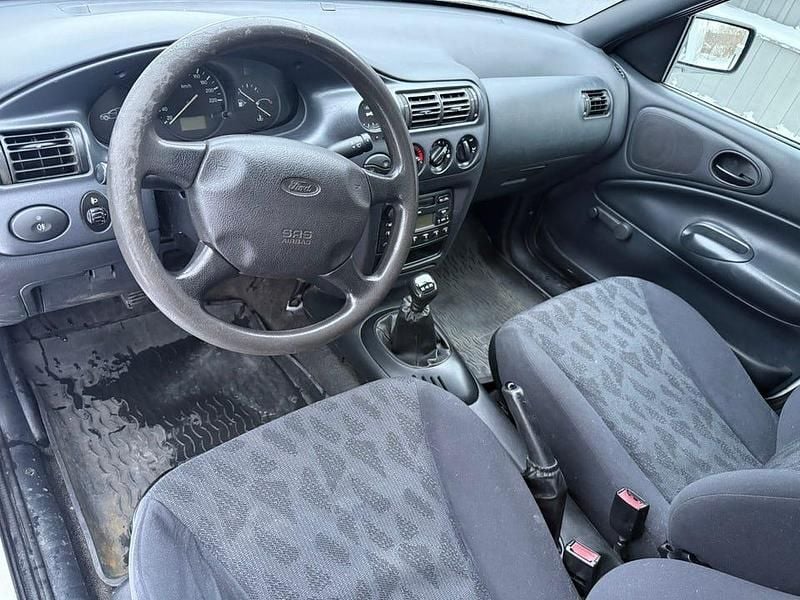 Begagnad Ford Escort 70 HK (51 kW) 2001