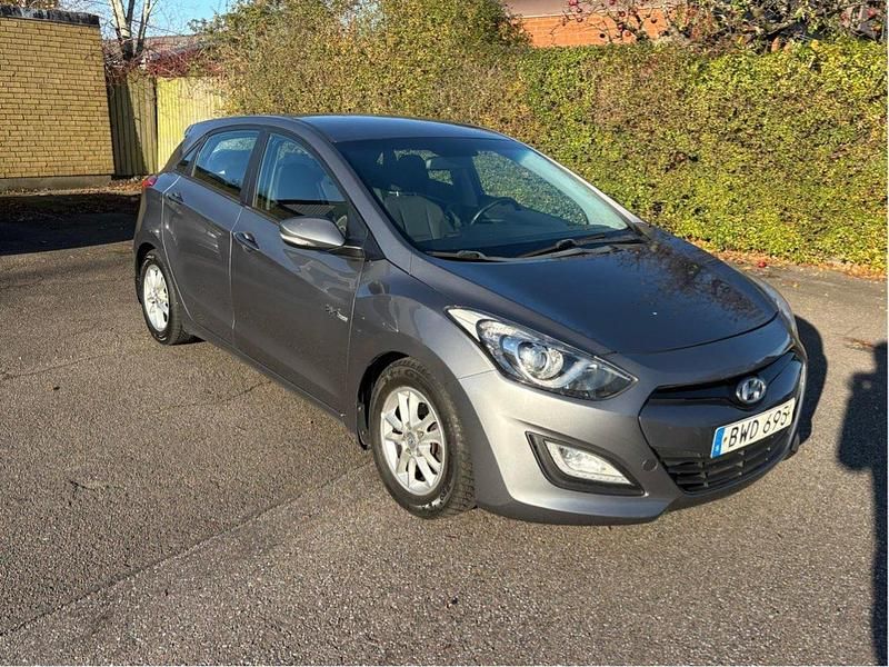 Grå Begagnad 2014 Hyundai i30 Halvkombi | 59 000 kr (Marknadspris) - Bild 1/4