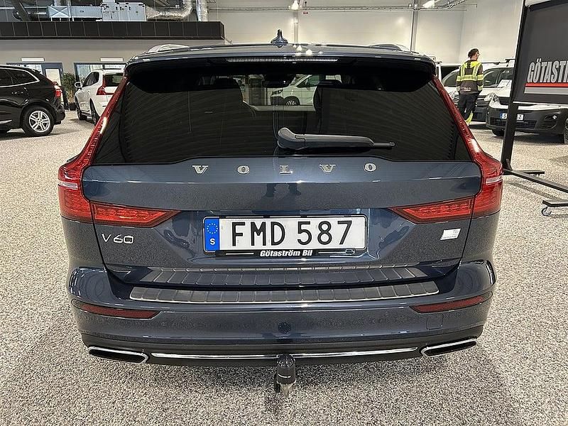 Begagnad Volvo V60 253 HK (186 kW) 2021 Mörkblå Kombi