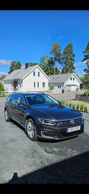 Grå Begagnad 2018 VW Passat GTE Kombi | 175 000 kr (Marknadspris) - Bild 1/4