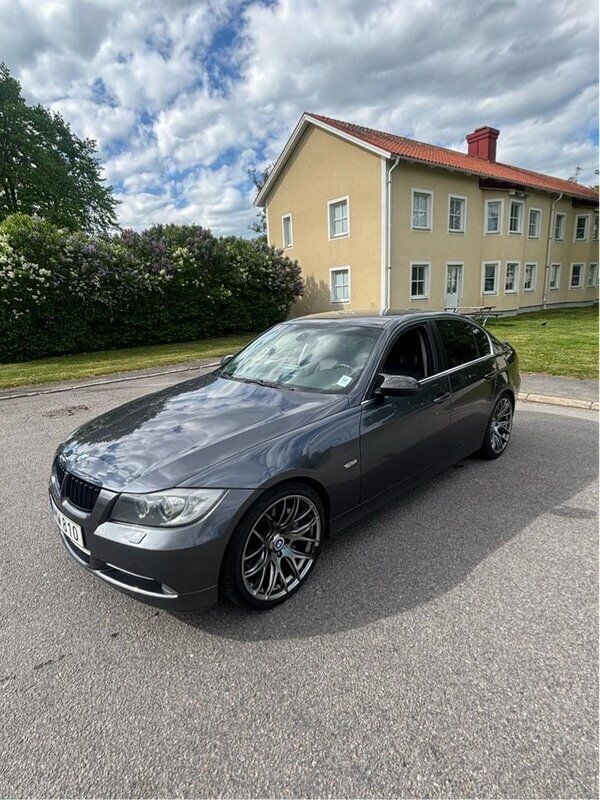 Grå Begagnad 2007 BMW 335 Sedan | 139 900 kr (Bra pris) - Bild 1/4