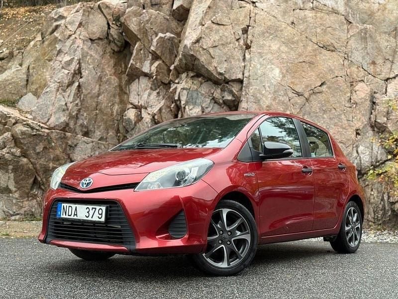 Röd Begagnad 2012 Toyota Yaris Hybrid Life Halvkombi | 89 999 kr (Marknadspris) - Bild 1/4