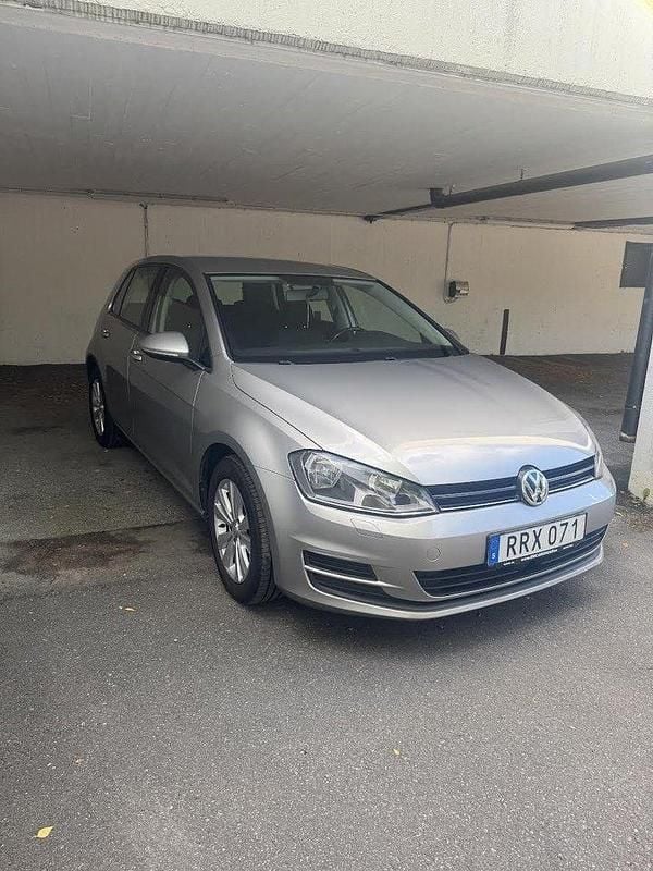 Silver Begagnad 2015 VW Golf VII Halvkombi | 69 999 kr (Superpris) - Bild 1/4