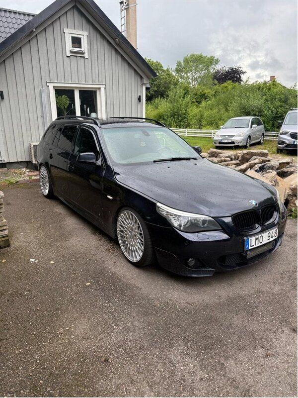 Svart Begagnad 2010 BMW 520 M Sport Kombi | 67 000 kr (Marknadspris) - Bild 1/4